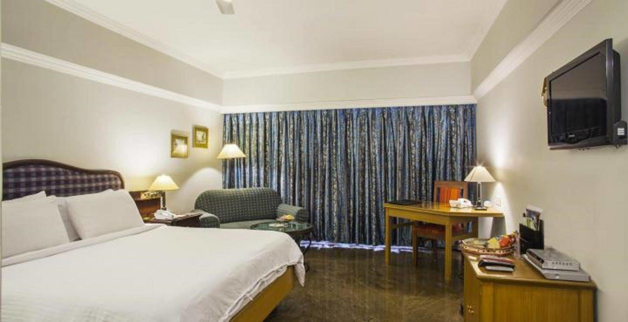 Hotel Swosti Premium Бхубанешвара Экстерьер фото